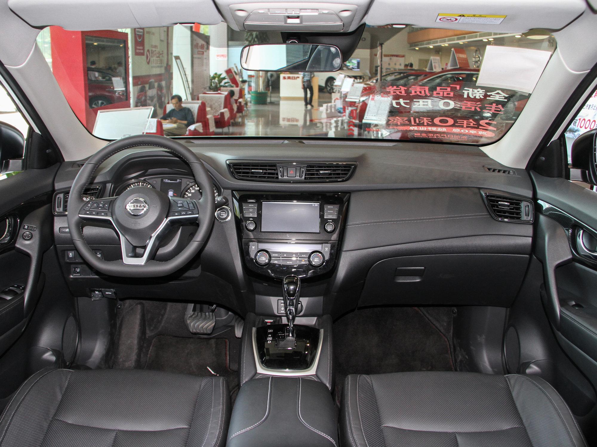 内饰也是一股浓浓的日式居家风,基本没啥科技感,但实用性是非常不错的