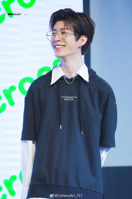 一件针织衫内搭一件陈萨,一条阔腿七分裤,黑色的小皮鞋,十分的帅气