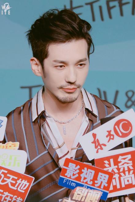 白宇:雅痞范,偷笑的"小澜孩"霸道总裁范儿等,网友:千面男神