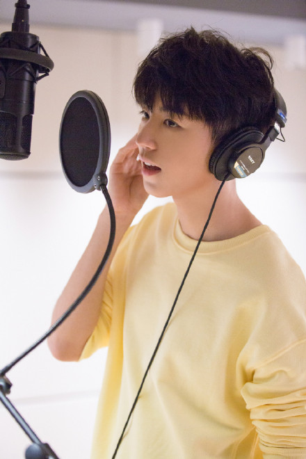 王俊凯首张专辑第二首单曲《醒着》录音室花絮王俊凯根据自己的体会