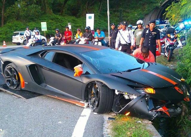 16岁青少年偷开老爸的兰博基尼飙车,经验不足失控,损失惨重