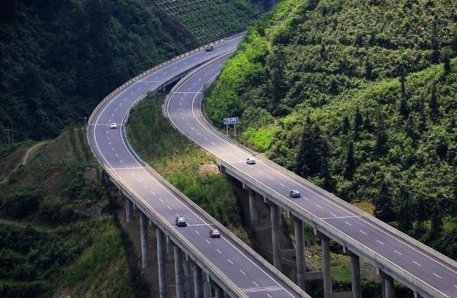 高速公路设计成笔直的多方便,为何要有这么多麻烦的弯道?-新浪汽车