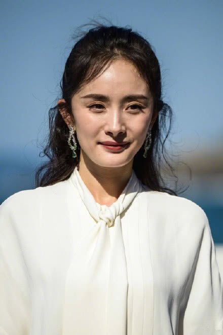 杨幂无修图曝光,前后差距惊呆网友,老态尽显,这脸真的垮了?