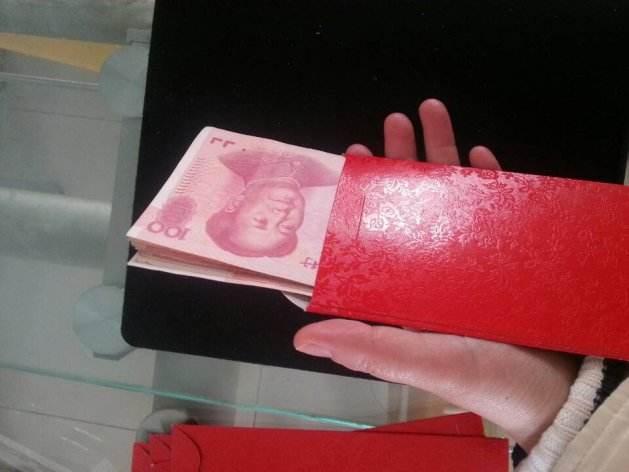 弟结婚我给一万红包,婚礼结束继父给我打包剩菜,回家一看我哭了