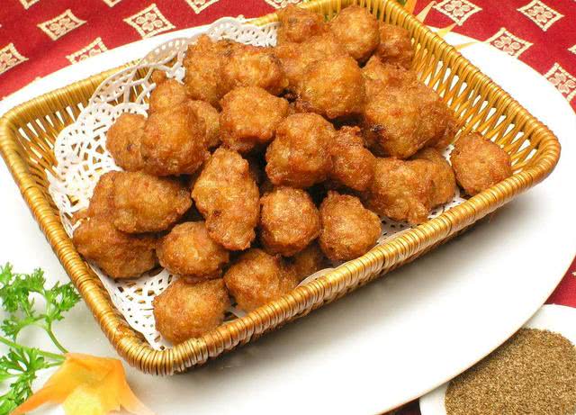 肉丸怎么才能外脆里嫩只需在肉馅中加点它让你轻松炸出小酥丸