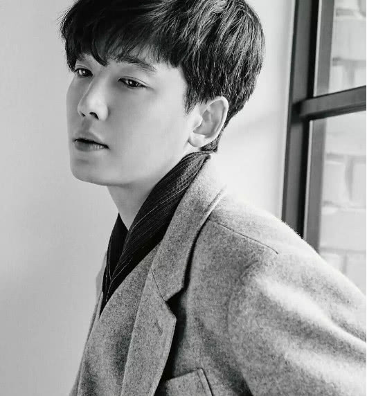 他不拼爹靠自己32岁才成名,因恋上秀英被骂,今与女友势均力敌