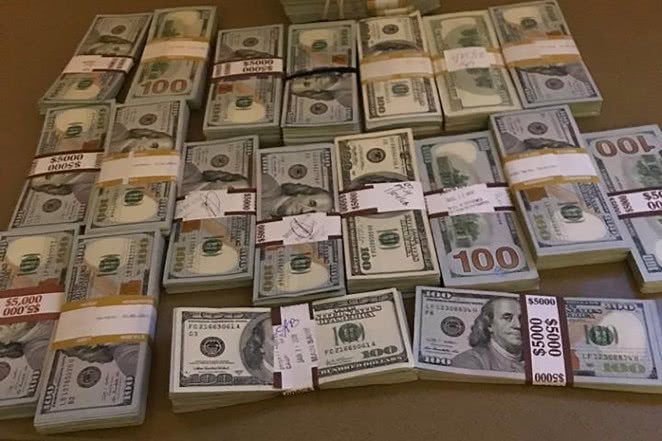 21岁华裔女生赌场赢50万美元交给男友保管竟被独吞