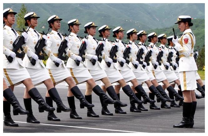 仪仗队的女兵对于身体素质方面要求严格,在身高体重长相方面也有规定