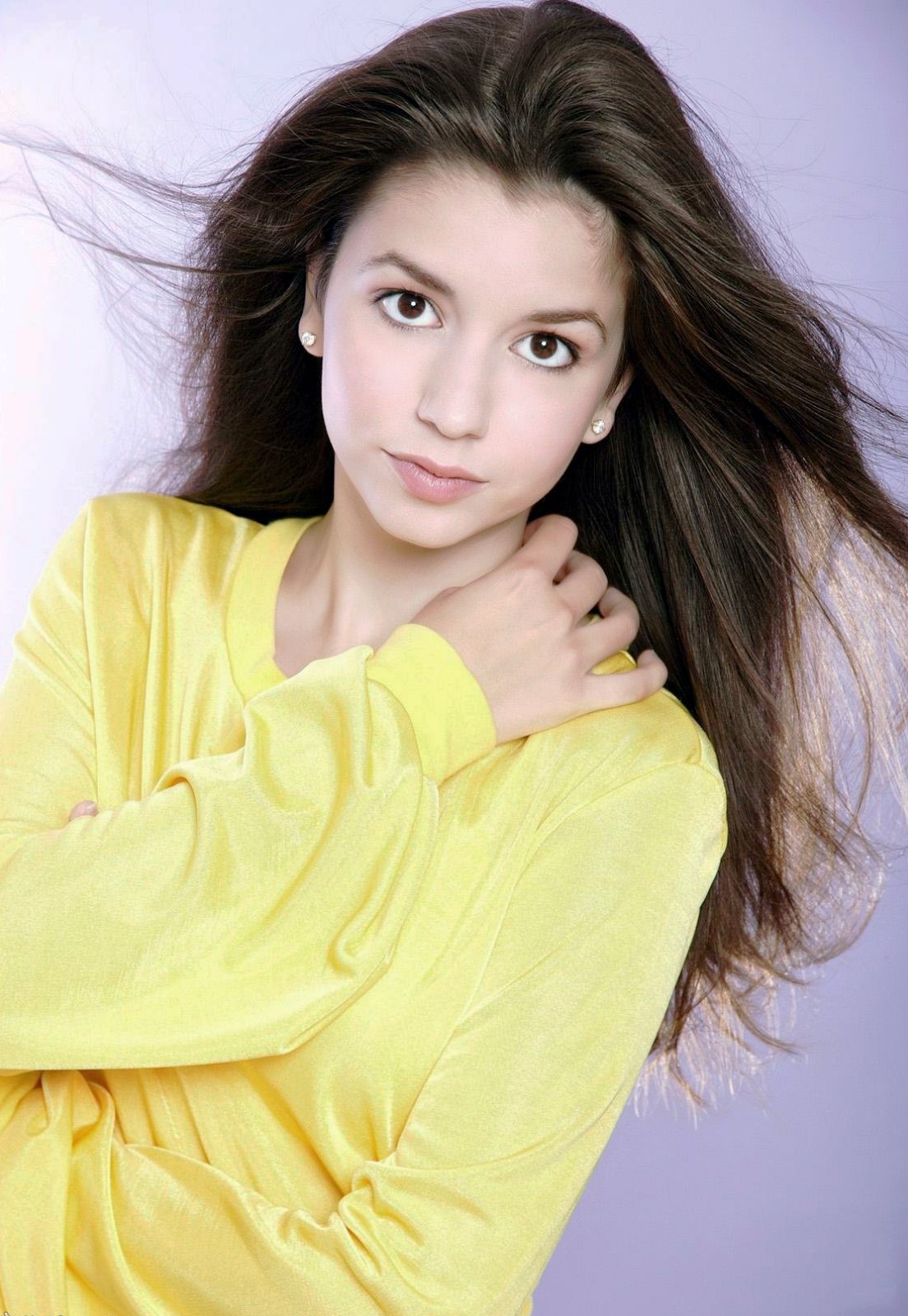 一个长发飘逸的混血儿美丽姑娘