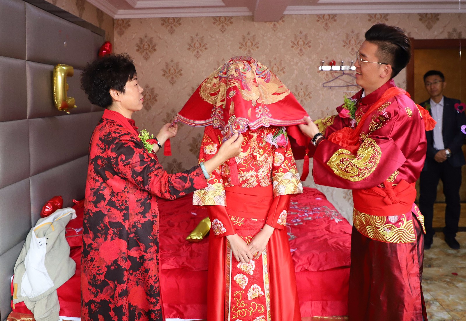 东北帅哥美女在外创业年赚30万,跨省自驾2千公里回老家结婚