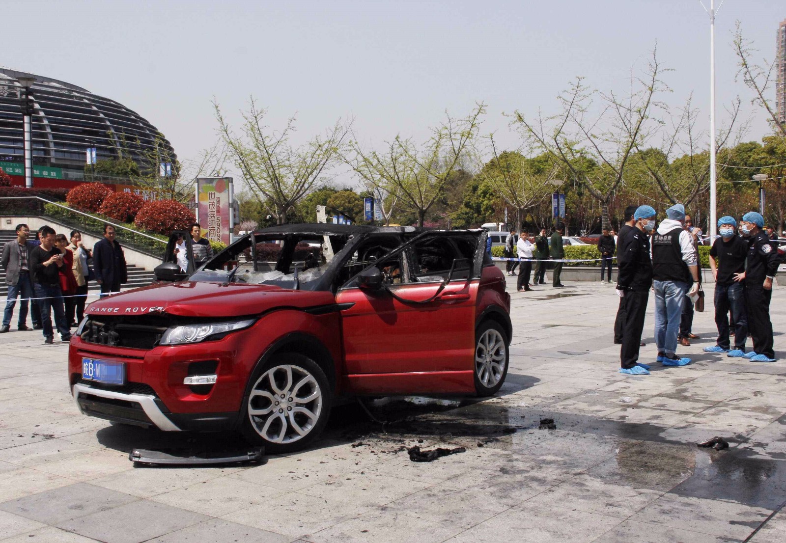 路虎轿车起火一男一女死亡 疑似因感情纠葛引发