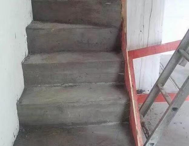 邻居自建房楼梯是自己做的, 大家都嘲笑肯定不结实, 你们看看?