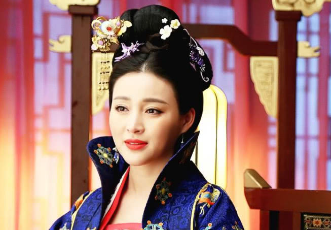 她本是一民女,40岁被丈夫抛弃,意外当上皇后,放弃了称帝的机会