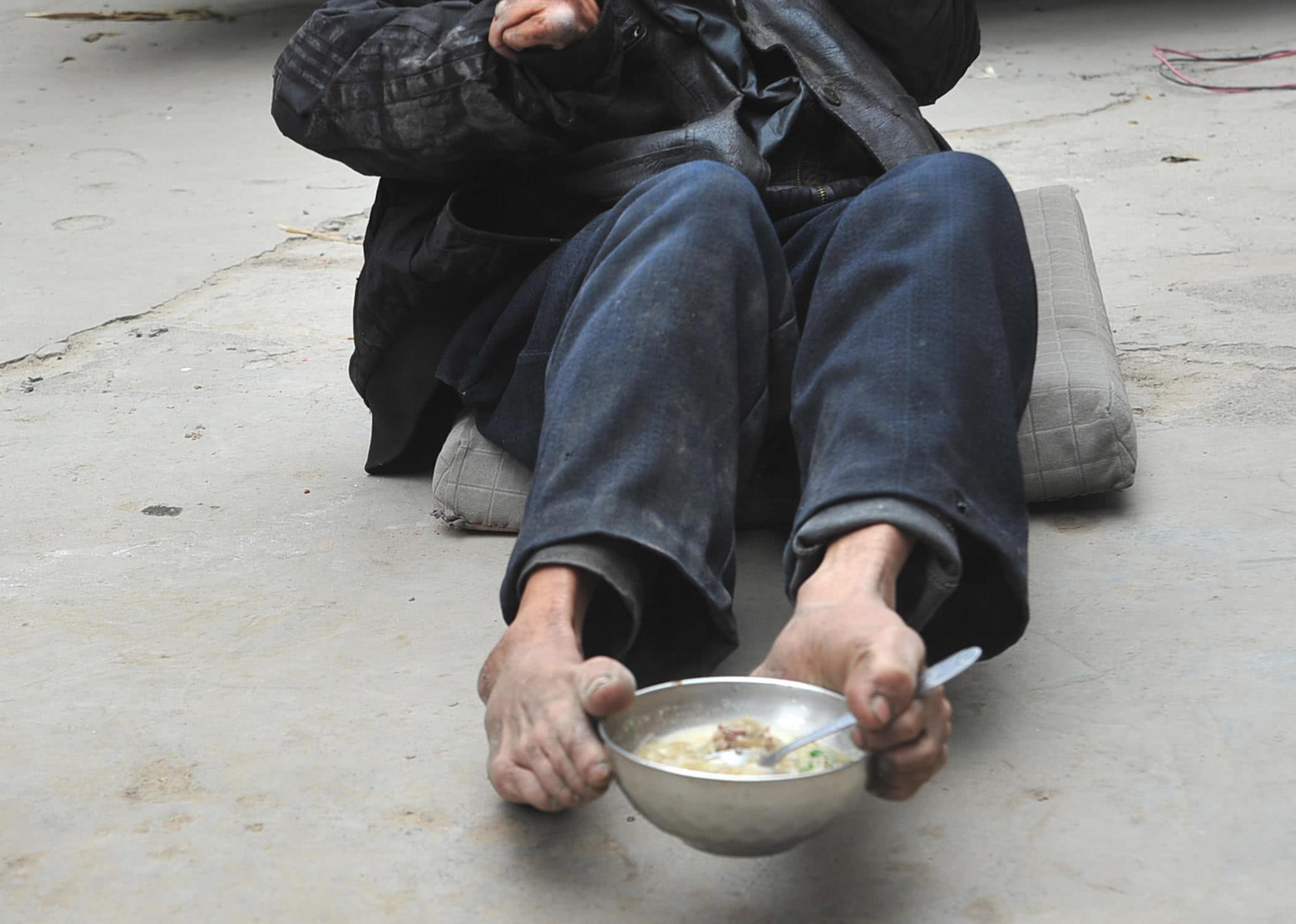 河南一男子42年吃饭干活全靠脚,母亲含泪道出隐情