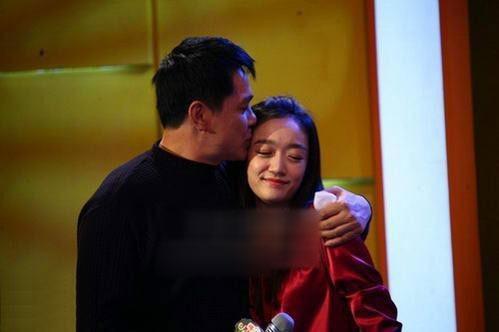 早在1986岁时,申军谊就娶了他的第一任妻子詹艳妮,但在与前妻离婚后不