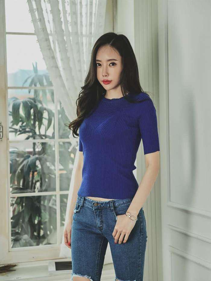 时尚穿搭美女身材凹凸有致展露性感小蛮腰