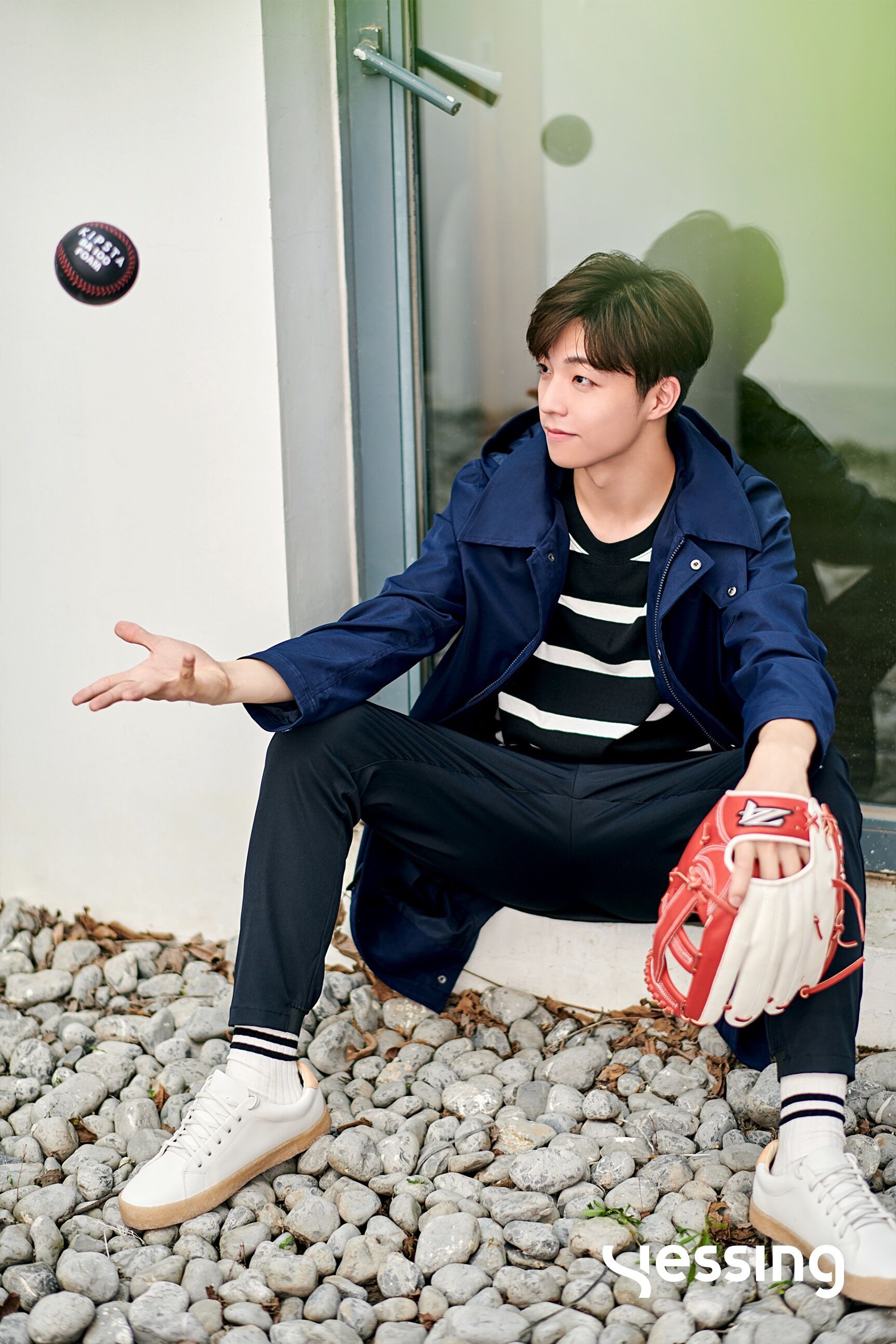 xyessing阳光开朗的运动男孩打完篮球坐在操场边等你下课