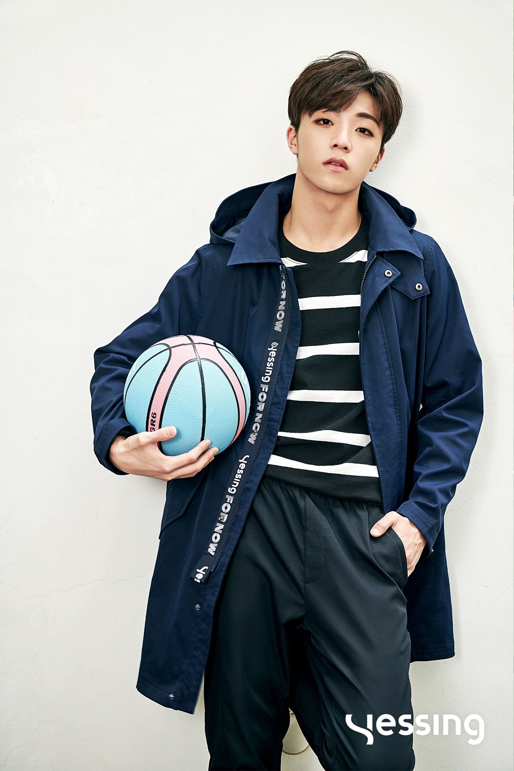 xyessing阳光开朗的运动男孩打完篮球坐在操场边等你下课