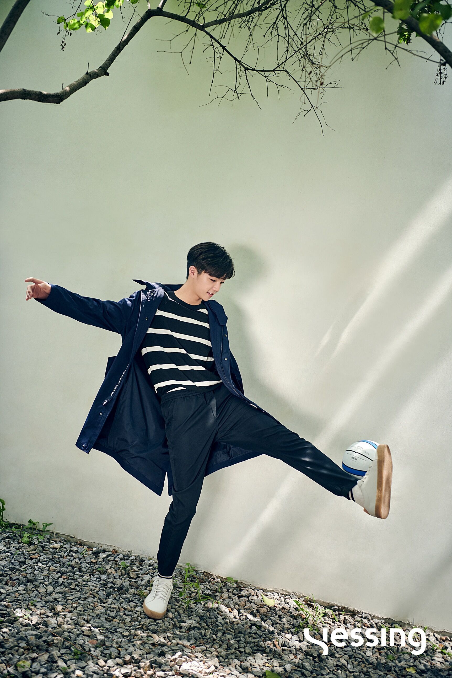 xyessing阳光开朗的运动男孩打完篮球坐在操场边等你下课