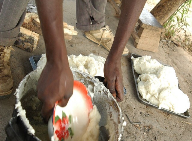 直击非洲人最爱吃的主食,很耐饿,吃一顿能顶一天