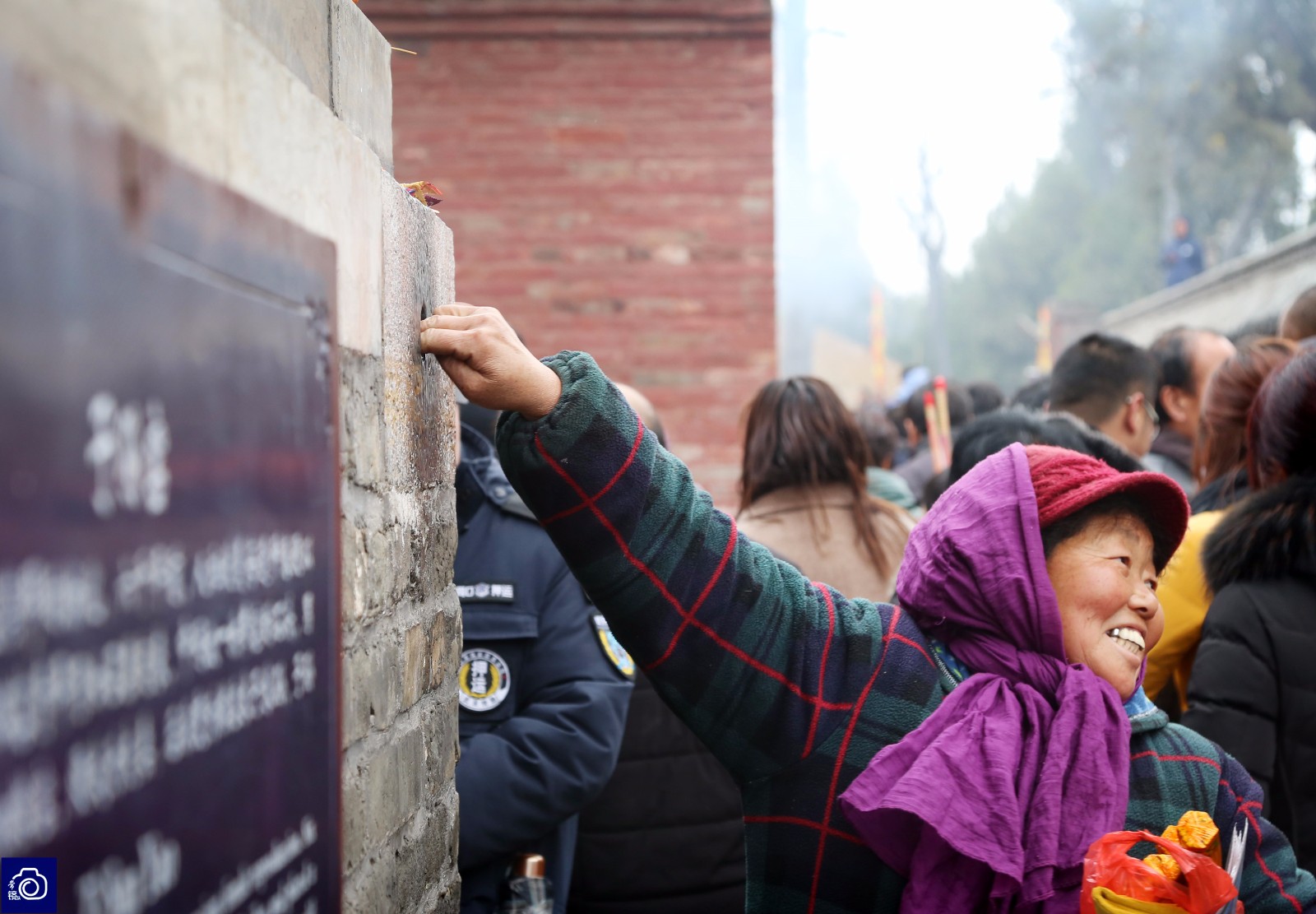 千名游客争摸"子孙窑"求子,一半老年人想要孙女