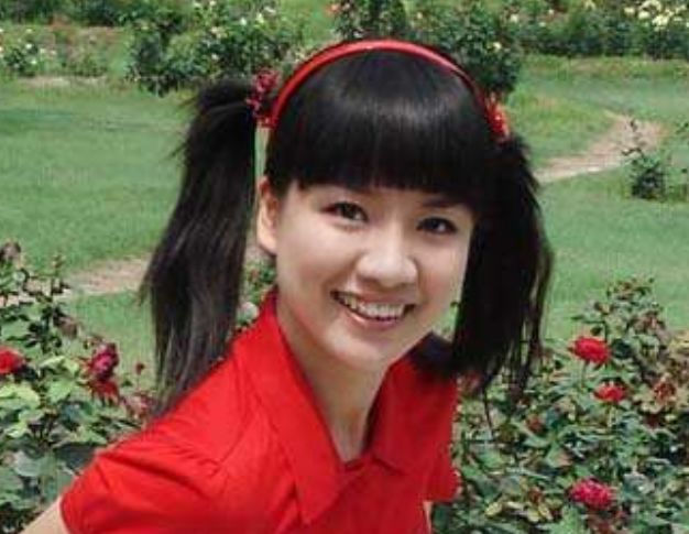 她是央视少儿主持人嫁绿泡泡恩爱8年如今35岁还像个小孩