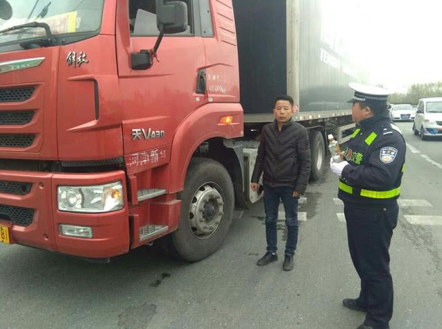 重型半挂司机酒后驾驶,喝烧酒开挂车,网友:这是要上天