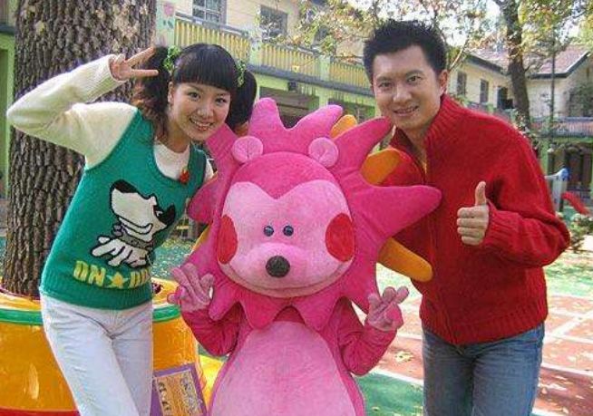 她是央视少儿主持人嫁绿泡泡恩爱8年如今35岁还像个小孩