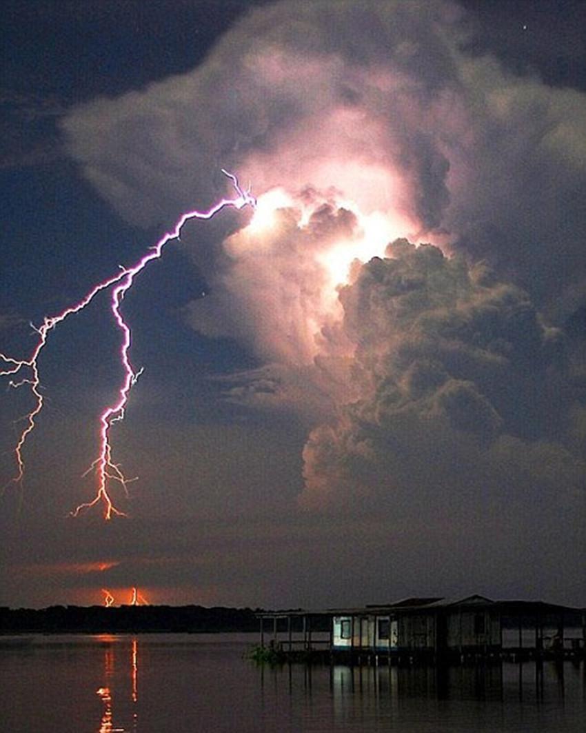 南美洲:某村庄每年被雷劈,游客被奇景吓跑,村民却稳如泰山!