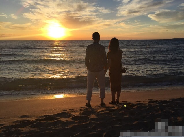 51岁金星与老公机场秀恩爱,戴情侣帽画面甜蜜,路人的表情亮了!