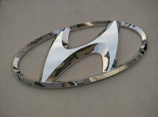 现代的车标在很多人看来就是本田的车标斜了一点,是一个倾斜的h,其实