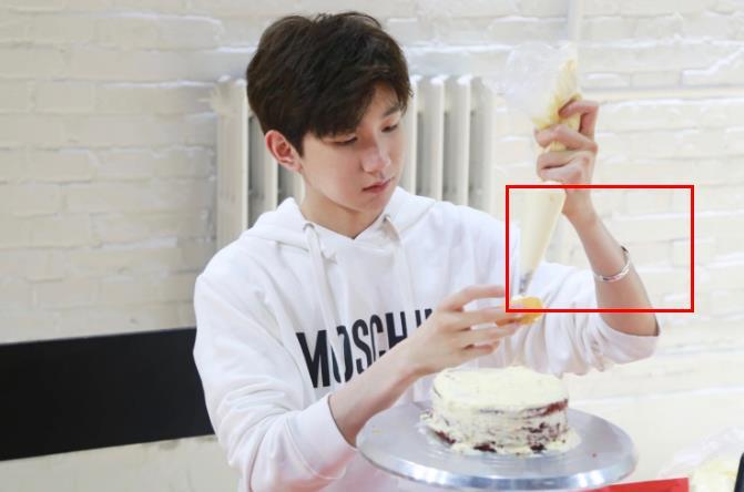 王源直播暴露团糖,金色手镯成亮点!王俊凯易烊