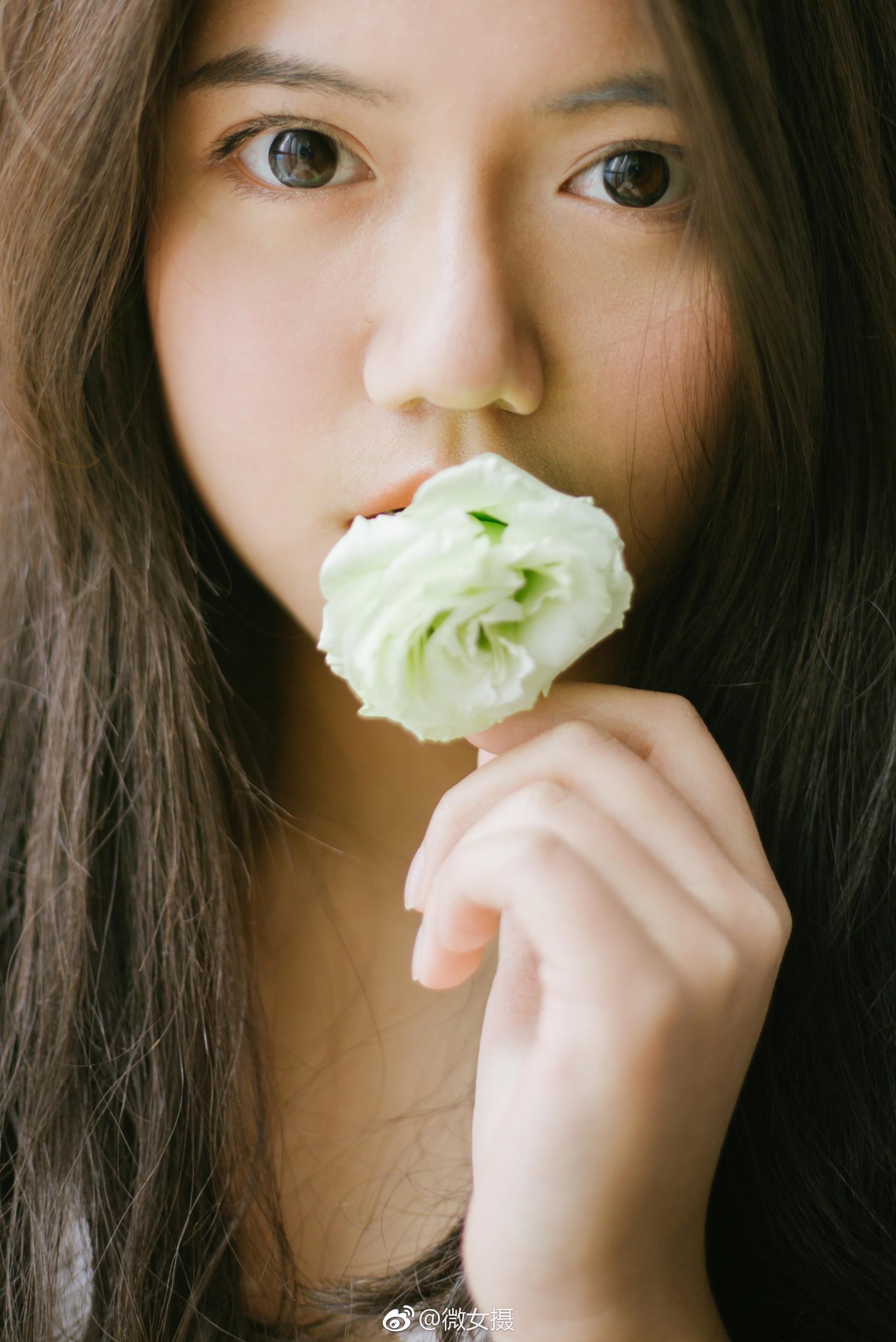 你纯真的脸倒影在我的眼摄影模特