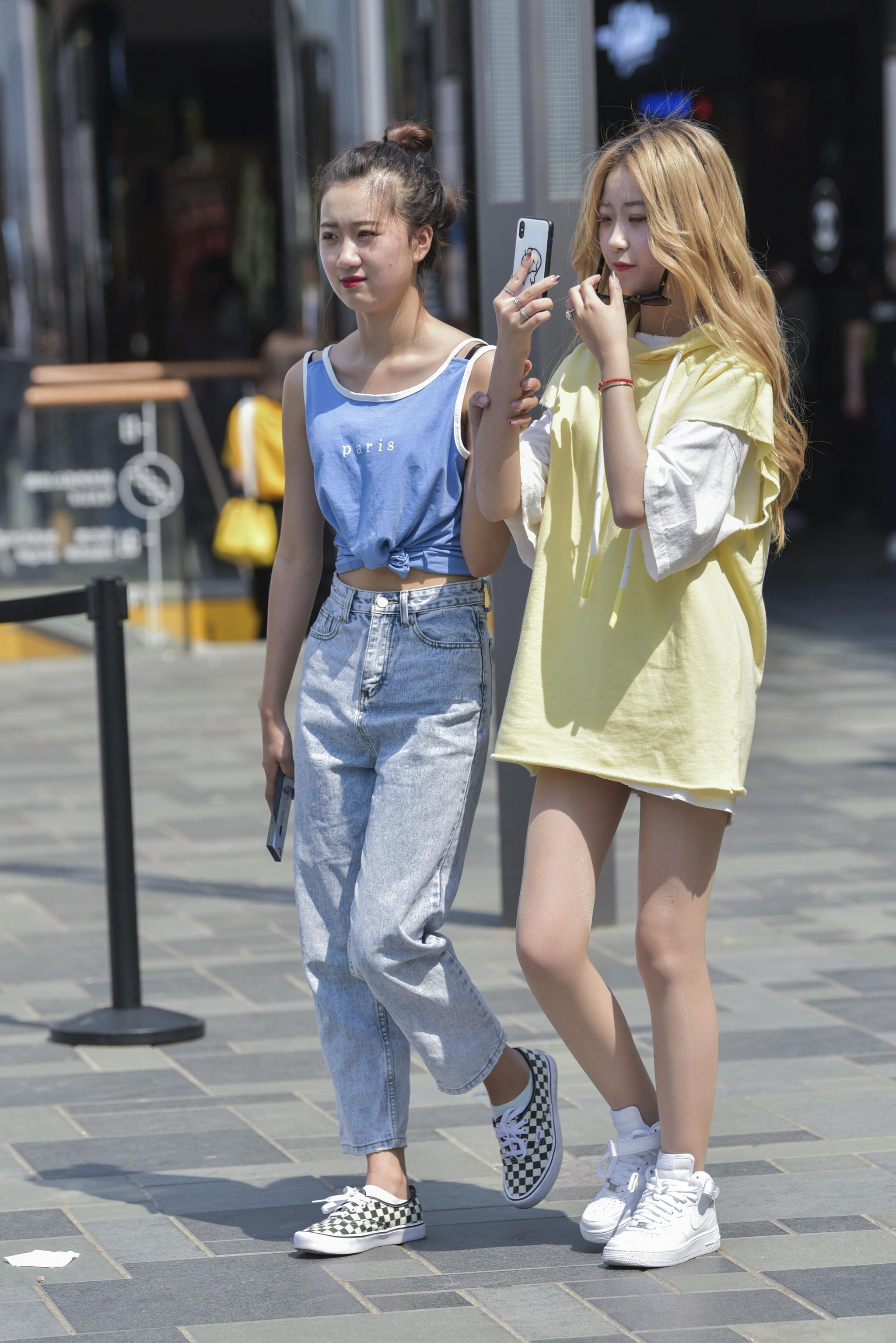 街拍联盟一对美女闺蜜逛街穿了肉丝就是感觉不一样