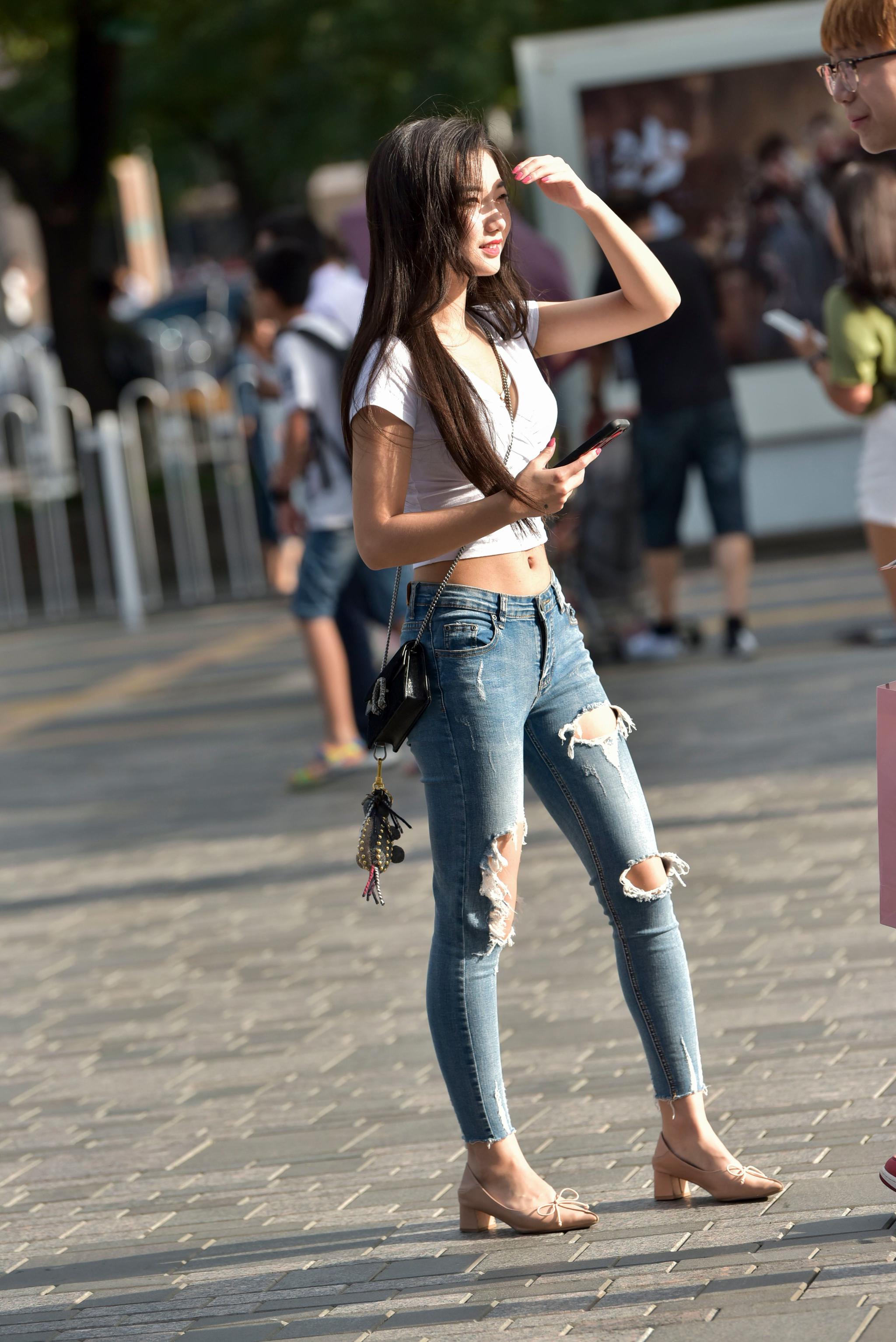 街拍联盟破洞裤小姐姐那一弯腰的风情让人忍不住驻足