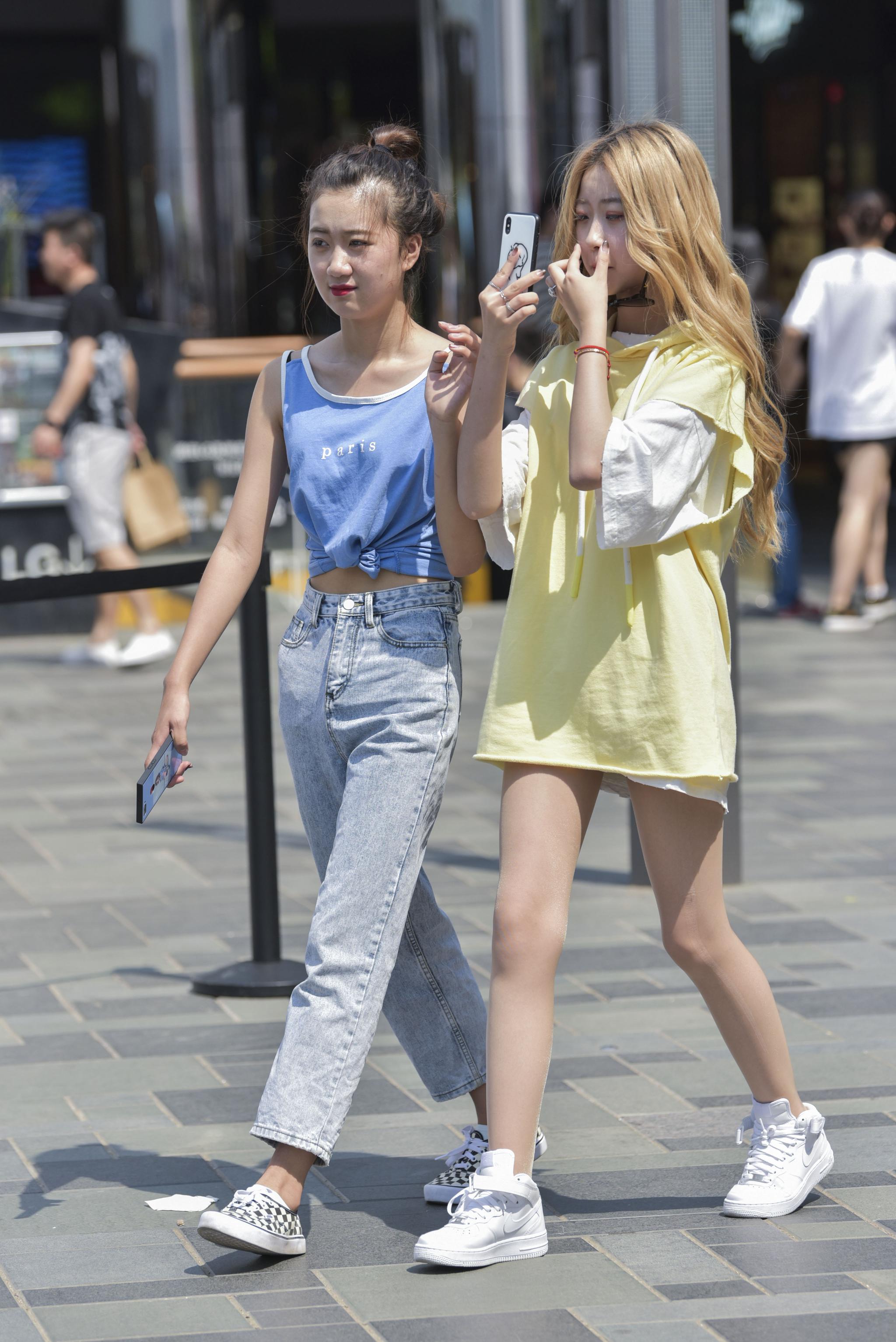 街拍联盟一对美女闺蜜逛街穿了肉丝就是感觉不一样