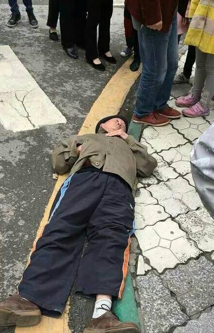 渠县老人摔倒没人扶 路人的做法却是大写的"赞"