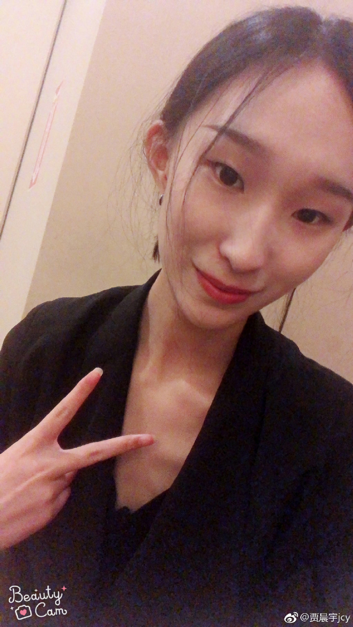 笑岔气了!19岁超模贾晨宇装脸林永健,网友:要火了!