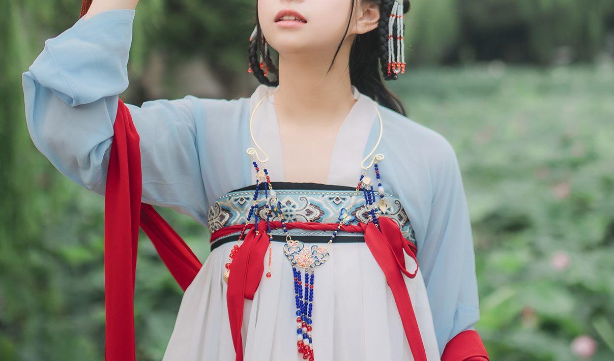 齐胸襦裙是对隋唐五代时期特有的一种女子襦裙装的称呼