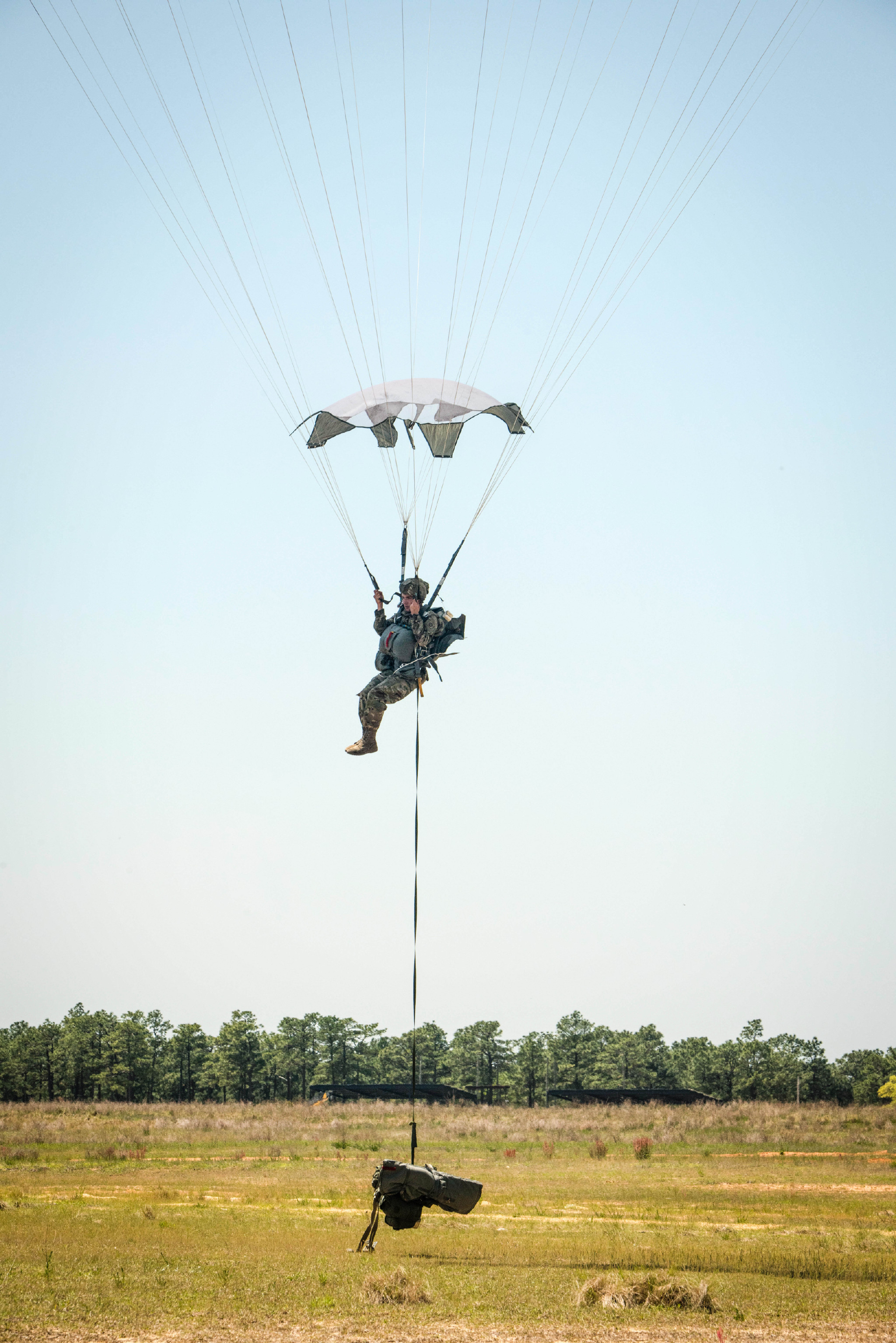 美军空降兵装备新一代夜视仪