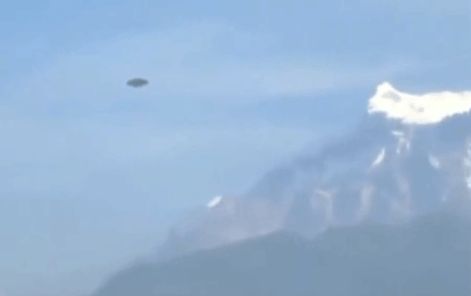 男子飞机上拍到的不明飞行物, 细看后不敢出声