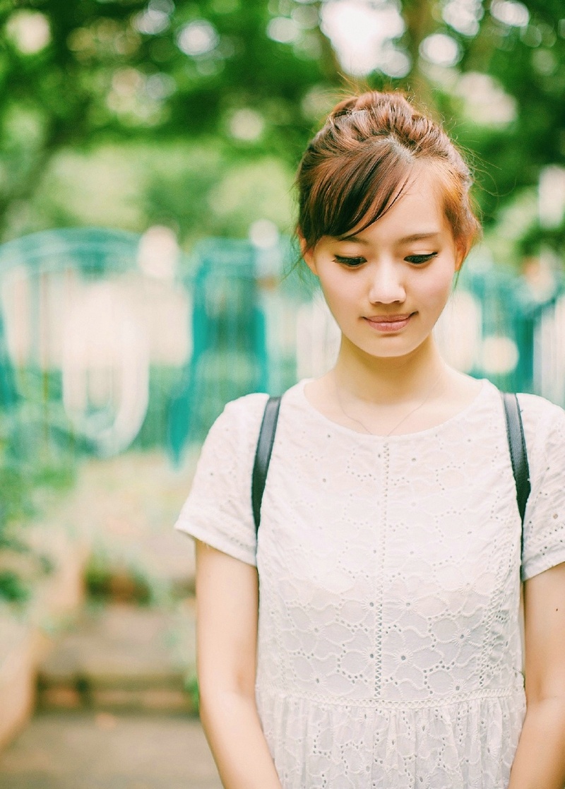 游乐场内淳朴丸子头背包美女文艺怡人写真集 @微相册 @微博