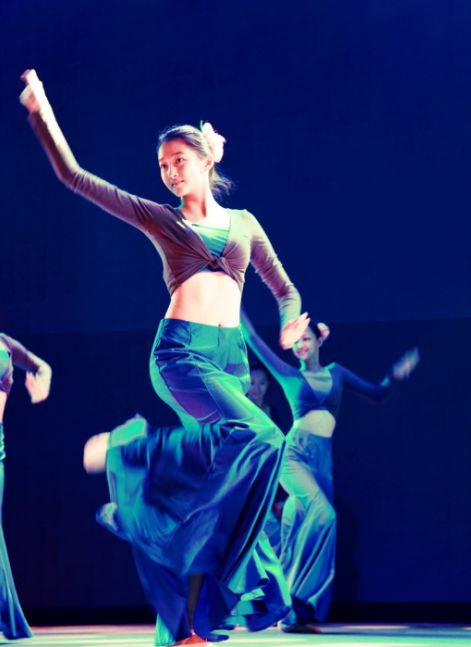 关晓彤身材曼妙不是没有原因的,穿舞蹈服高难度一字马帅呆!