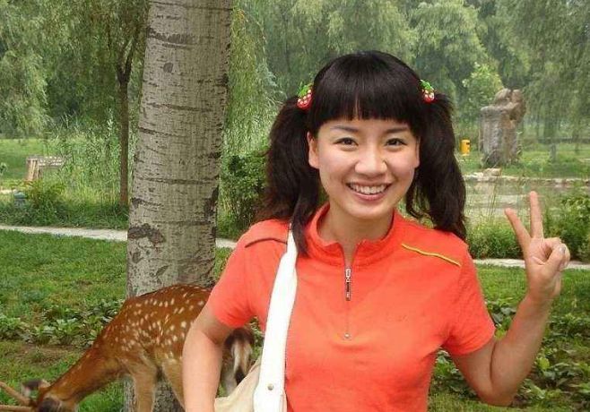 她是央视少儿主持人嫁绿泡泡恩爱8年如今35岁还像个小孩