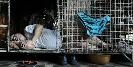 至少可以免于街头露宿,有的租客甚至已经蜗居在"笼屋"长达40年之久.