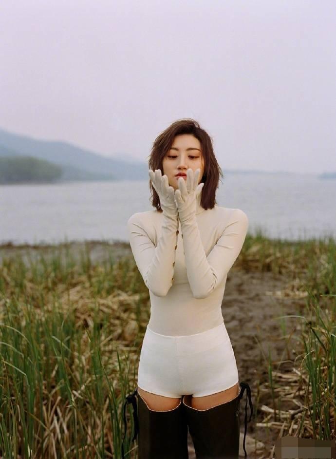 景甜某时尚大刊封面, 造型雷人太尴尬, 网友: 还以为是脱了裤子