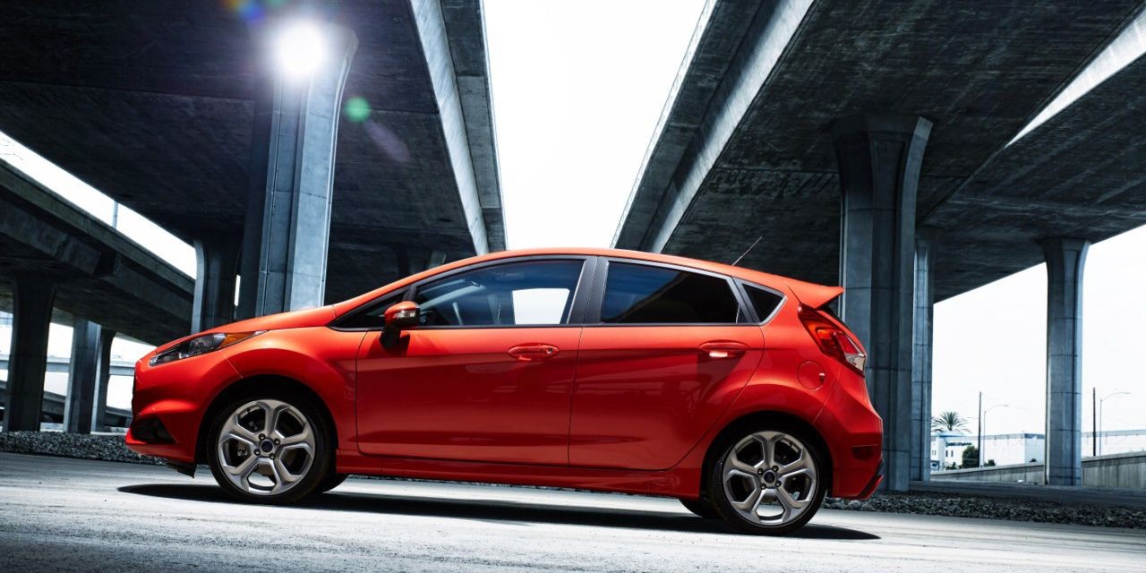 你可以看看这款车. 福特嘉年华st是一款很有意思的小钢炮,它搭载的1.