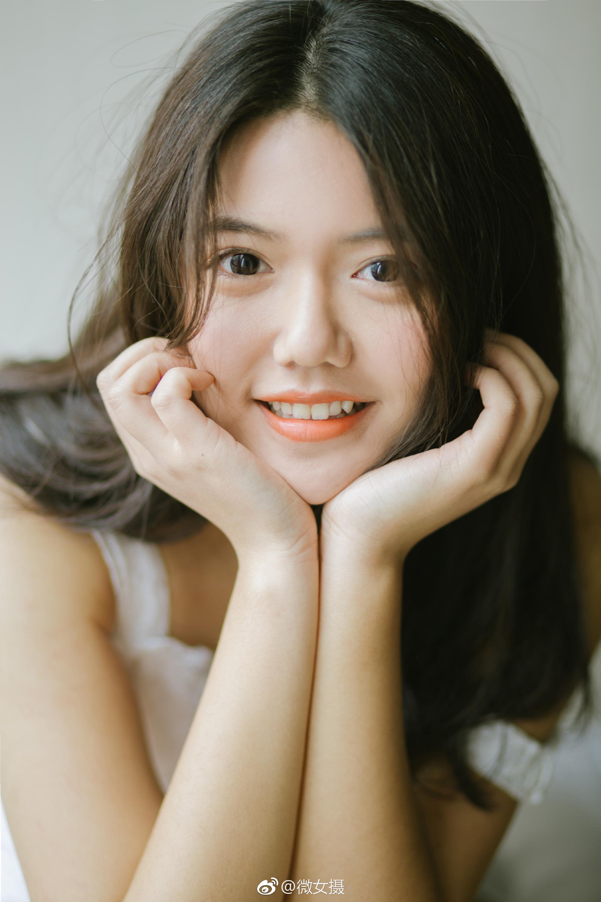 你纯真的脸倒影在我的眼摄影模特