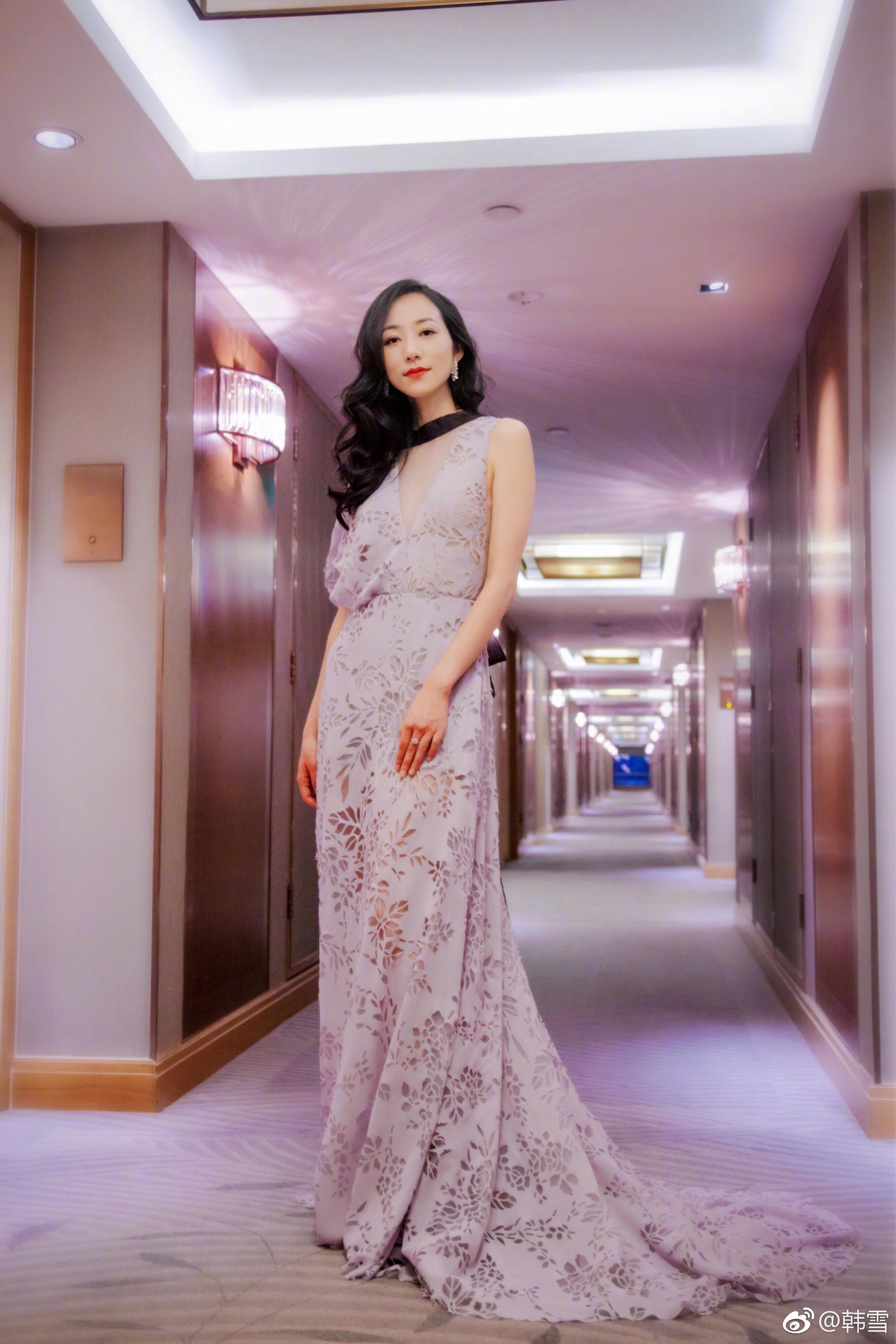 韩雪晒出一组自己的美照,照片中,她身穿白色深v透视拖尾长裙