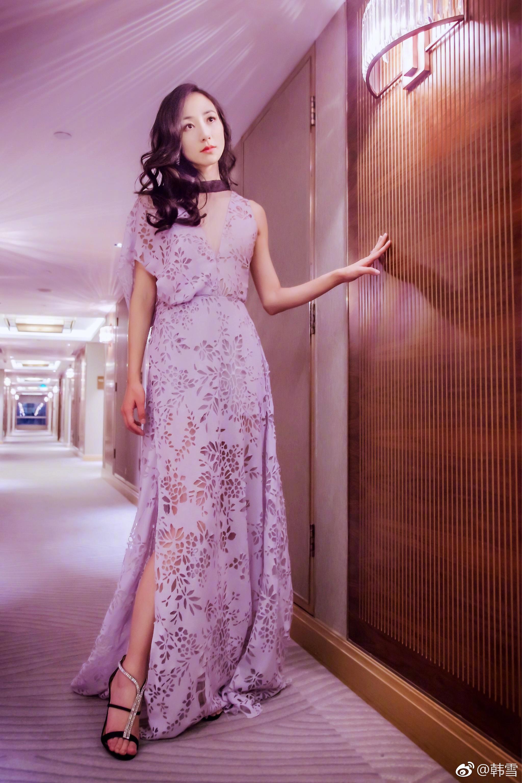 韩雪晒出一组自己的美照,照片中,她身穿白色深v透视拖尾长裙